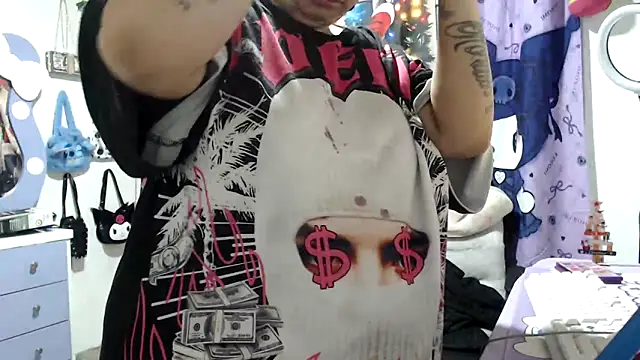 Snapshot of lussyevans24 chatting on 12/17/25, 04:51 lussyevans24 online show from 12/17/25, 04:51