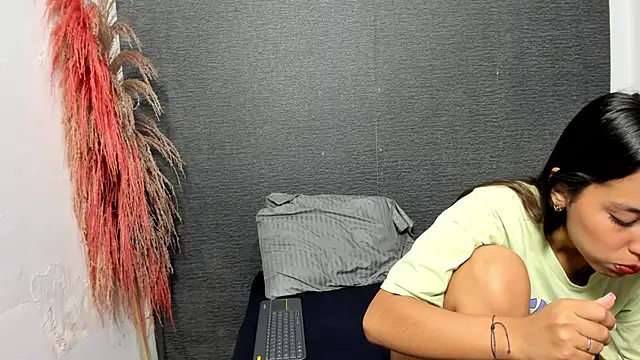 Snapshot of monse_02 chatting on 02/23/25, 12:48 monse 02 online show from 02/23/25, 12:48