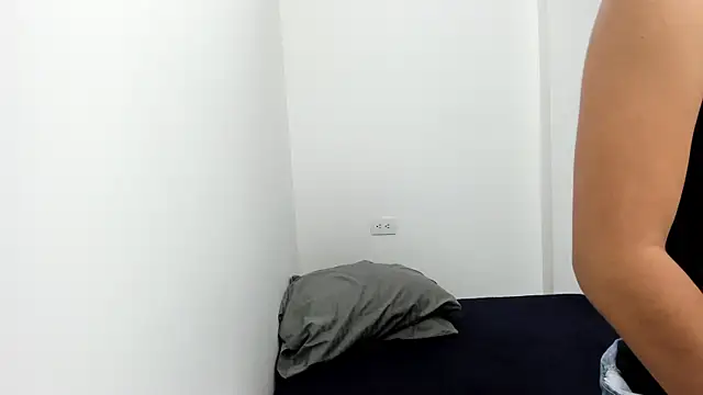 Snapshot of monse_02 chatting on 10/23/25, 01:54 monse 02 online show from 10/23/25, 01:54