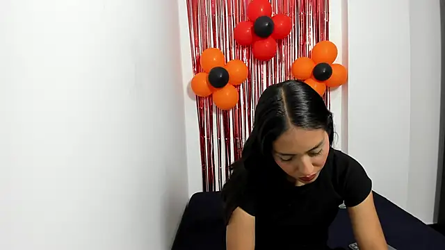 Snapshot of monse_02 chatting on 11/05/25, 02:17 monse 02 online show from 11/05/25, 02:17