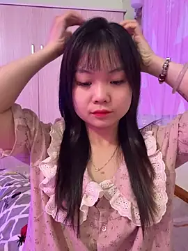 Snapshot of Maeve2k5 chatting on 10/18/25, 12:24 Maeve2k5 online show from 10/18/25, 12:24