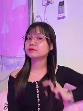 Snapshot of Maeve2k5 chatting on 10/29/25, 12:35 Maeve2k5 online show from 10/29/25, 12:35