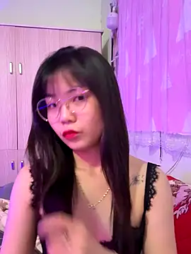 Snapshot of Maeve2k5 chatting on 10/30/25, 01:40 Maeve2k5 online show from 10/30/25, 01:40