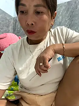 Linaannn online show from 11/14/25, 12:15