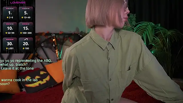 Snapshot of LindaThacker chatting on 10/26/25, 04:18 LindaThacker online show from 10/26/25, 04:18