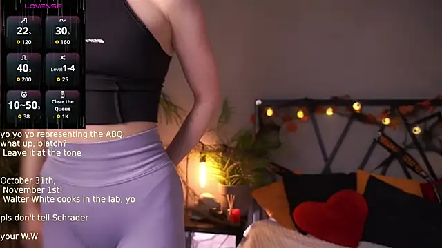 Snapshot of LindaThacker chatting on 10/28/25, 04:27 LindaThacker online show from 10/28/25, 04:27