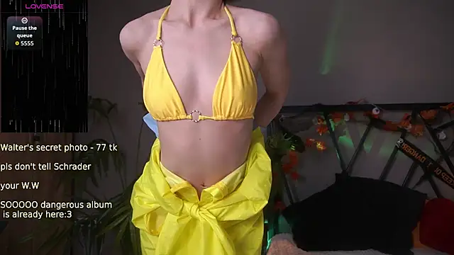 Snapshot of LindaThacker chatting on 10/31/25, 04:35 LindaThacker online show from 10/31/25, 04:35