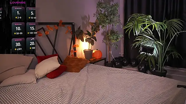 Snapshot of LindaThacker chatting on 11/27/25, 04:25 LindaThacker online show from 11/27/25, 04:25