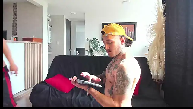 Snapshot of MARCELOANDLUCIAN chatting on 02/24/25, 10:36 MARCELOANDLUCIAN online show from 02/24/25, 10:36