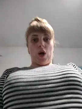 Snapshot of CoddessCrystal chatting on 10/14/25, 07:20 CoddessCrystal online show from 10/14/25, 07:20