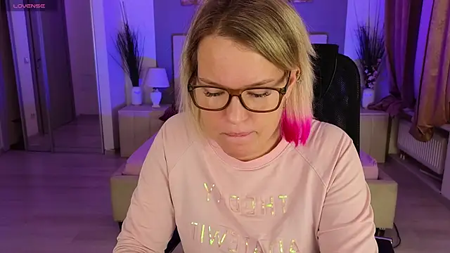 EVAshinyGIRL online show from 12/16/24, 07:37