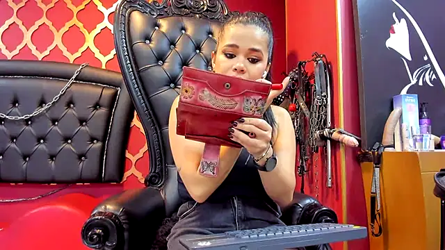 Snapshot of Mistressviictoria chatting on 03/05/25, 11:06 Mistressviictoria online show from 03/05/25, 11:06