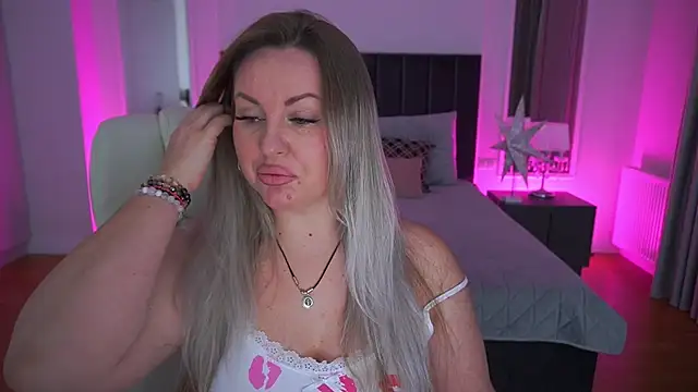 KiraCandyS online show from 04/12/26, 08:47