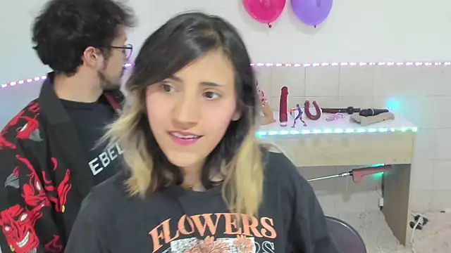 Snapshot of linnie_ chatting on 09/21/25, 10:44 linnie  online show from 09/21/25, 10:44