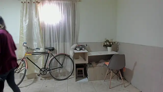 Snapshot of linnie_ chatting on 10/29/25, 04:31 linnie  online show from 10/29/25, 04:31