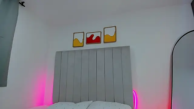 Snapshot of amy_robertz chatting on 12/20/25, 12:51 amy robertz online show from 12/20/25, 12:51