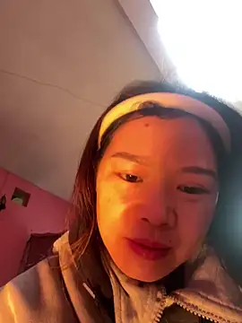 Snapshot of Hellen_111 chatting on 12/23/24, 06:11 Hellen 111 online show from 12/23/24, 06:11