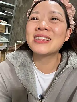 Snapshot of Hellen_111 chatting on 10/30/25, 06:37 Hellen 111 online show from 10/30/25, 06:37