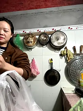 Snapshot of Hellen_111 chatting on 11/18/25, 04:17 Hellen 111 online show from 11/18/25, 04:17