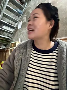 Snapshot of Hellen_111 chatting on 11/25/25, 04:45 Hellen 111 online show from 11/25/25, 04:45