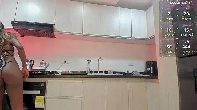 Snapshot of KyaraMiller chatting on 12/29/24, 02:21 KyaraMiller online show from 12/29/24, 02:21