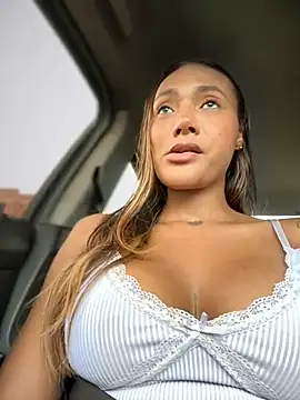 Snapshot of KyaraMiller chatting on 02/06/25, 05:51 KyaraMiller online show from 02/06/25, 05:51