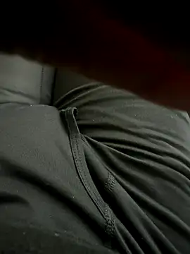 Snapshot of Big-dick_1 chatting on 10/28/25, 06:21 Big-dick 1 online show from 10/28/25, 06:21