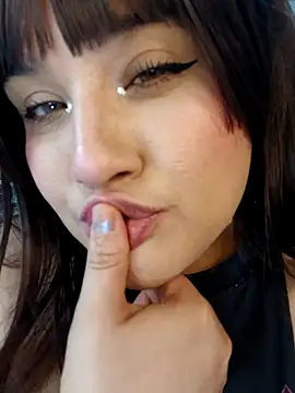 ItsNaiixa online show from 04/10/26, 08:02