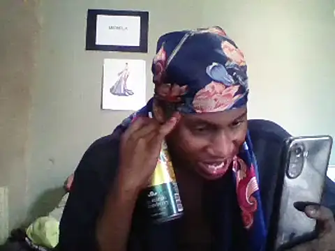 Snapshot of Moorella1 chatting on 03/21/25, 08:28 Moorella1 online show from 03/21/25, 08:28