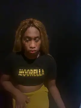 Snapshot of Moorella1 chatting on 11/27/25, 01:35 Moorella1 online show from 11/27/25, 01:35