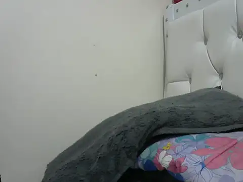 Snapshot of shanycute1 chatting on 10/14/25, 01:45 shanycute1 online show from 10/14/25, 01:45