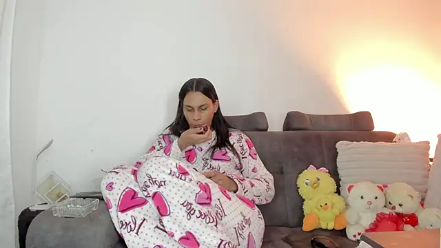 Snapshot of _Isabelhaa chatting on 10/19/25, 12:00 Isabelhaa online show from 10/19/25, 12:00