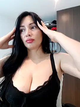 Snapshot of _monicab chatting on 11/18/25, 12:05 monicab online show from 11/18/25, 12:05