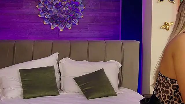 LoraDevine online show from 09/19/25, 07:25