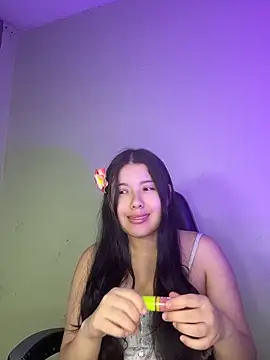 Snapshot of MarielQueenx chatting on 06/18/26, 12:33 MarielQueenx online show from 06/18/26, 12:33