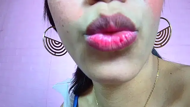 Snapshot of strawberrymia68 chatting on 02/11/25, 01:09 strawberrymia68 online show from 02/11/25, 01:09