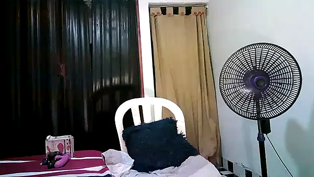 Snapshot of kimmiemm chatting on 10/02/25, 12:17 kimmiemm online show from 10/02/25, 12:17