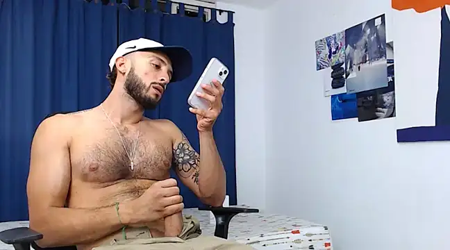 Snapshot of Sanit_Di chatting on 12/20/24, 08:45 Sanit Di online show from 12/20/24, 08:45