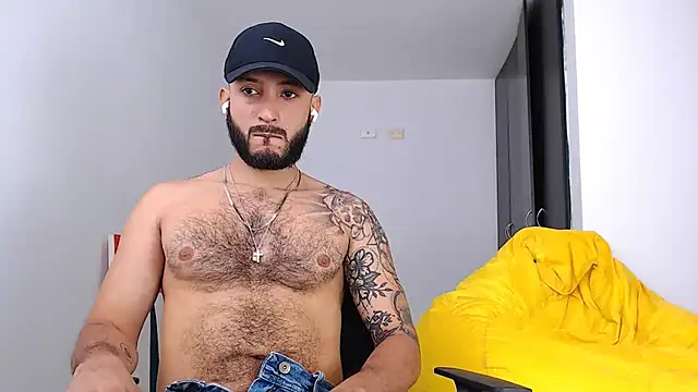 Snapshot of Sanit_Di chatting on 12/03/25, 03:32 Sanit Di online show from 12/03/25, 03:32