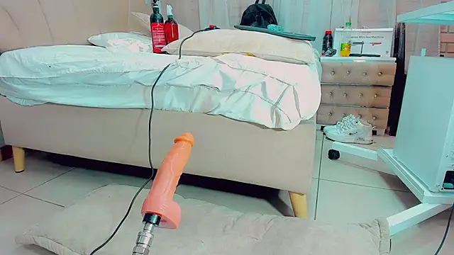 Snapshot of EmilyySaenz chatting on 02/23/25, 04:35 EmilyySaenz online show from 02/23/25, 04:35