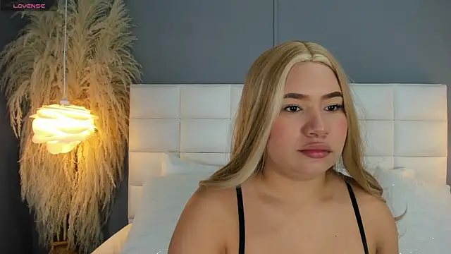 Snapshot of HannaKarson chatting on 11/22/25, 11:31 HannaKarson online show from 11/22/25, 11:31