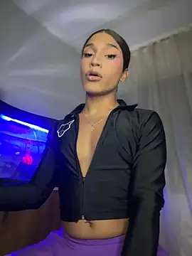 Snapshot of Emaa- chatting on 09/19/25, 01:07 Emaa- online show from 09/19/25, 01:07