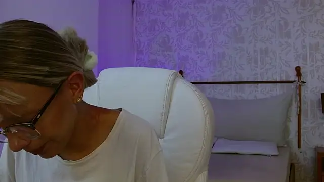 peyton golden1 online show from 11/30/25, 03:43