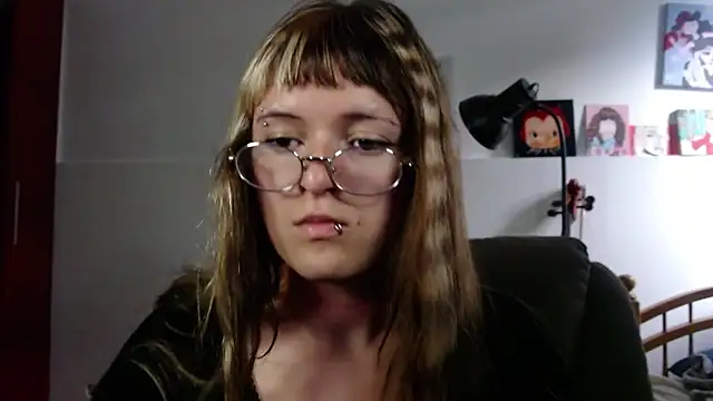 NEXT DOOR GIRL  online show from 09/22/25, 10:12