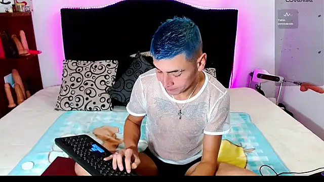 Snapshot of _snopyy_ chatting on 10/15/25, 04:12  snopyy  online show from 10/15/25, 04:12