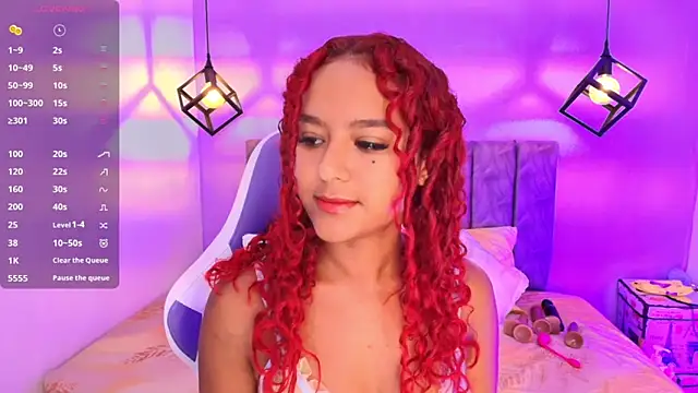 Snapshot of Sophiee_Velvet chatting on 10/13/25, 03:23 Sophiee Velvet online show from 10/13/25, 03:23