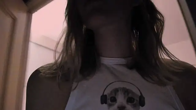 Snapshot of MiaDavis21 chatting on 02/06/25, 09:06 MiaDavis21 online show from 02/06/25, 09:06