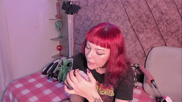 Snapshot of Sarah-Stoner chatting on 11/24/25, 09:36 Sarah-Stoner online show from 11/24/25, 09:36