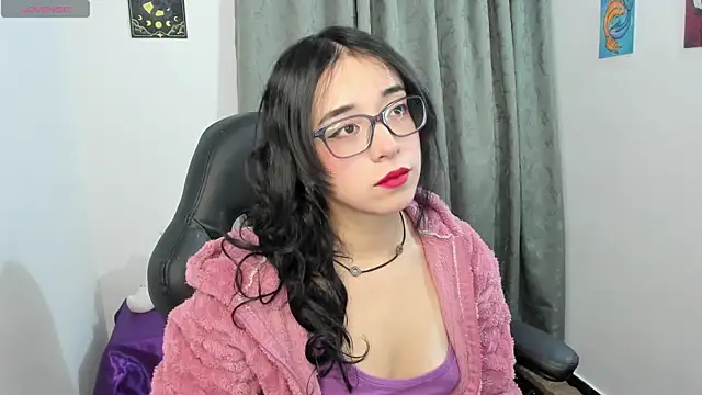 Snapshot of indra_cam chatting on 06/17/26, 05:43 indra cam online show from 06/17/26, 05:43
