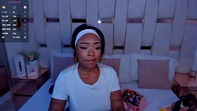 mia schwarz online show from 09/29/25, 12:21